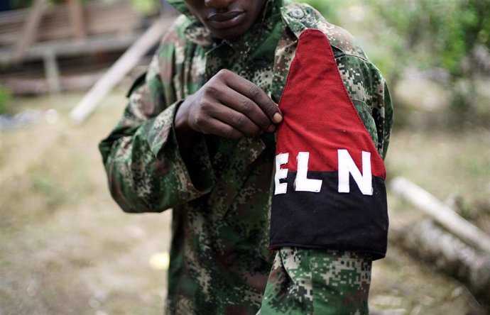 Un rebelde del Ejército Liberación Nacional (ELN) muestra su brazalete mientras posa para una fotografía, en las selvas del noroeste de Colombia, el 31 de agosto de 2017