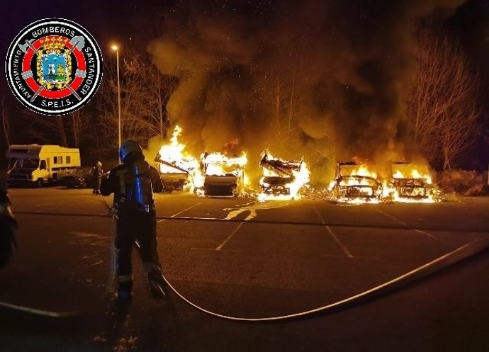 Un incendio calcina varias autocaravanas en un aparcamiento del polígono de Morero