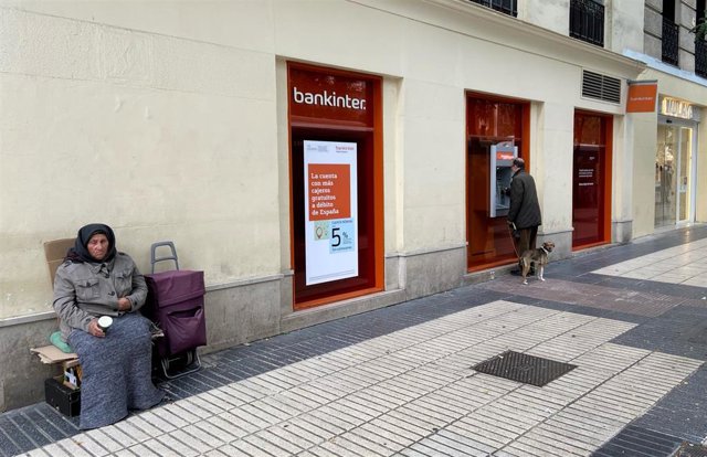 Imágenes de recurso de oficinas bancarias de Ibercaja y Bankinter en Madrid