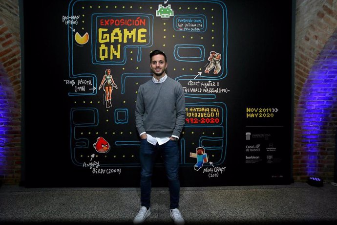 El centrocampista español Pablo Sarabia durante su visita a la exposición Game On sobre la historia y cultura del videojuego