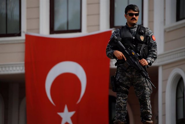 Un policía turco desplegado ante el palacio presidencial en Estambul