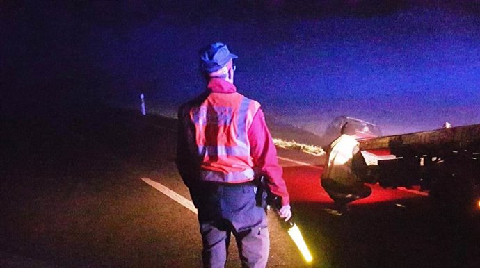 Un agente de Policía Foral en el lugar del accidente