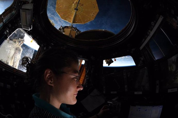 Christina Koch bate el récord de vuelo espacial femenino