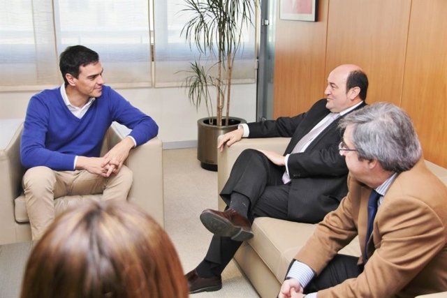 El presidente del Gobierno en funciones, Pedro Sánchez, y el presidente del EBB del PNV, Andoni Ortuzar, en una reunión