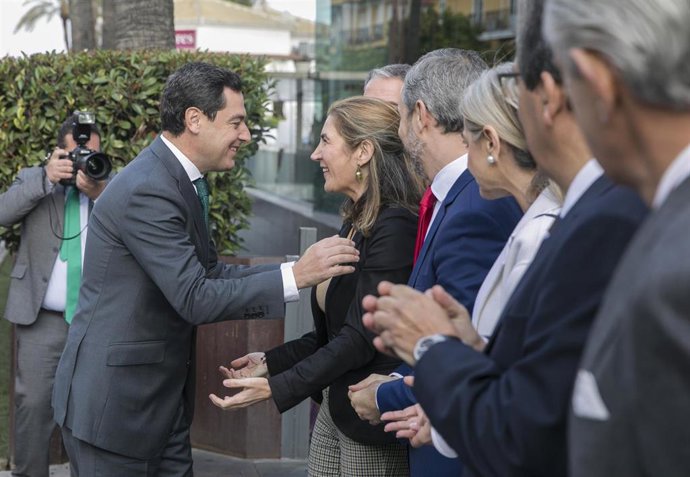 El presidente de la Junta de Andalucía, Juanma Moreno (i) saluda a su llegada a la consejera de Empleo, Rocío Blanco, antes de participar en el quinto aniversario de los Desayunos Informativos de Europa Press Andalucía (Foto de archivo).