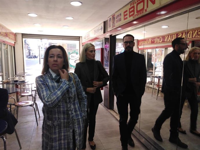 La portavoz de Cs en el Ayuntamiento de Palma, Eva Pomar, visita las galerías Velázquez de Palma.