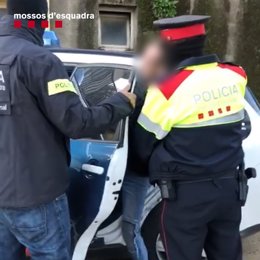 Els Mossos d'Esquadra detenen onze membres d'un grup criminal especialitzat en robatoris violents a domicilis.