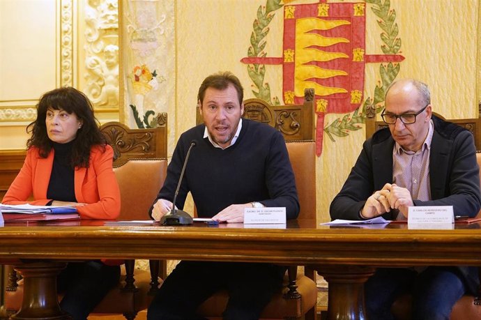 La concejal de Cultura, Ana Redondo; el alcalde de Valladolid, Óscar Puente, y el técnico de la concejalía de Cultura Carlos Heredero.