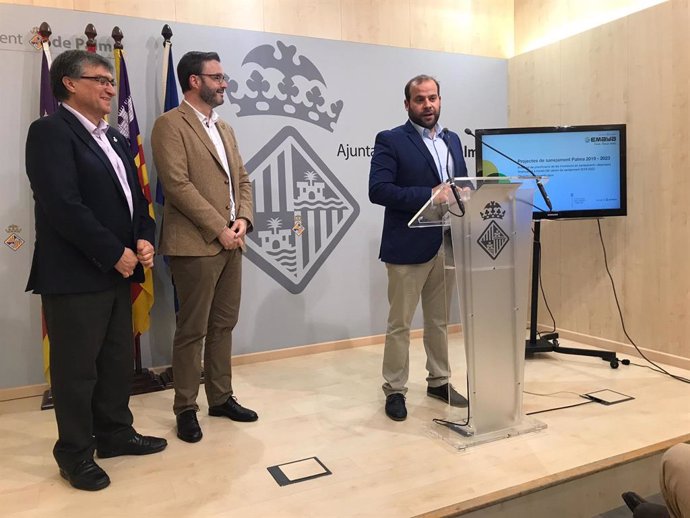 El conseller de Medi ambient i Territori, Miquel Mir, l'alcalde de Palma, José Fila, i el president d'Emaya, Ramon Perpinya, en roda de premsa