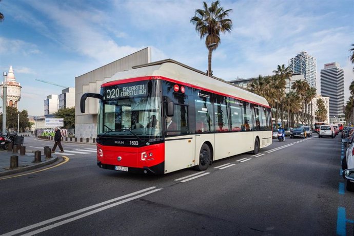 Autobús de TMB circulando por Barcelona