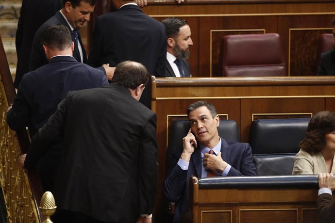 El líder de ERC, Oriol Junqueras, pasando junto al escaño del presidente del Gobierno en funciones, Pedro Sánchez, en el Congreso de los Diputados.