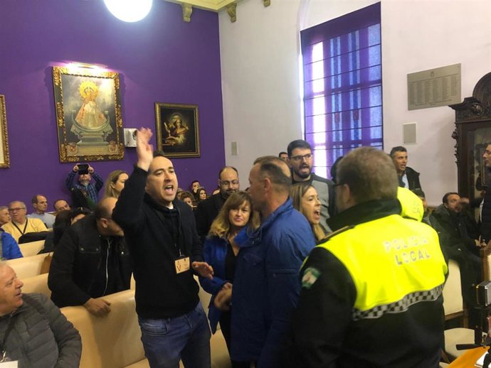Desalojo de la plantilla de Onda Jaén del salón de plenos