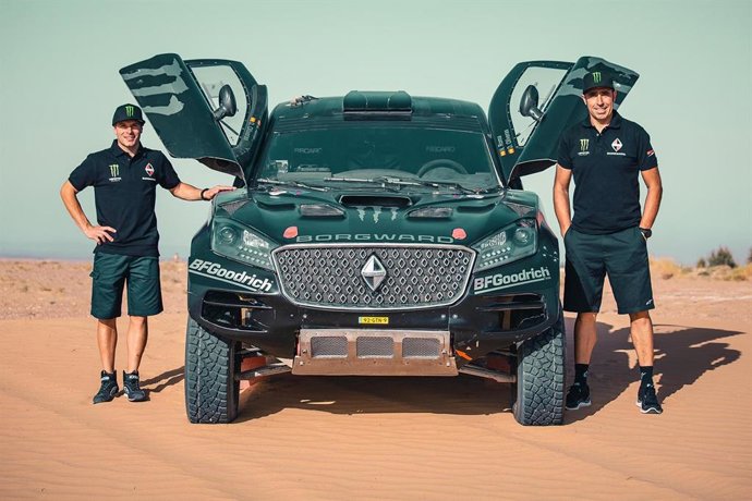 Nani Roma y su copiloto Dani Oliveras con el coche con el que disputarán el Dakar de 2020