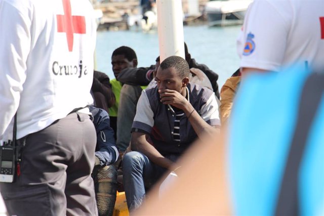La embarcación de Salvamento Marítimo Alcor recoge a 50 inmigrantes subsaharianos que habían llegado de madrugada a las Islas Chafarinas, en un patera compuesta por 3 menores, 10 mujeres y 37 hombres .