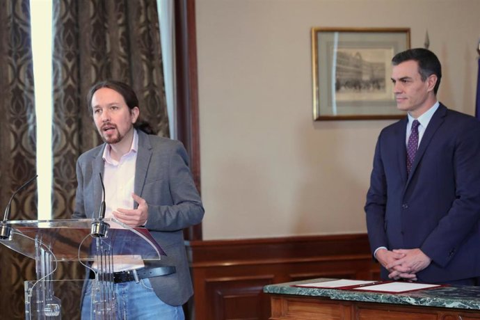 El líder de Podemos, Pablo Iglesias, ofrece una rueda de prensa en el Congreso de los Diputados tras firmar el principio de acuerdo con el presidente del Gobierno en funciones, Pedro Sánchez (d) para compartir un gobierno de coalición tras las eleccione
