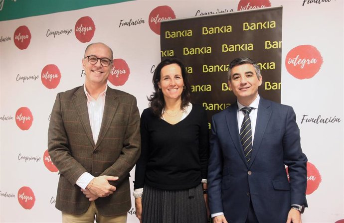 Pie de foto (izda. A dcha.): El director de Gestión Responsable de Bankia, David Menéndez; la directora general de Fundación Integra, Ana Muñoz de Dios; y el director de Zona Bravo Murillo de Bankia, Antonio Huertas.