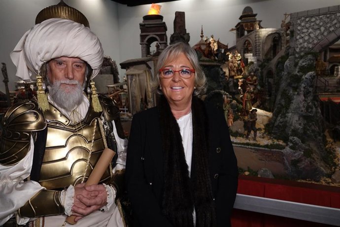 La concejala de Fiestas del Ayuntamiento de Málaga, Teresa Porras, junto con un emisario de Sus Majestades de Oriente