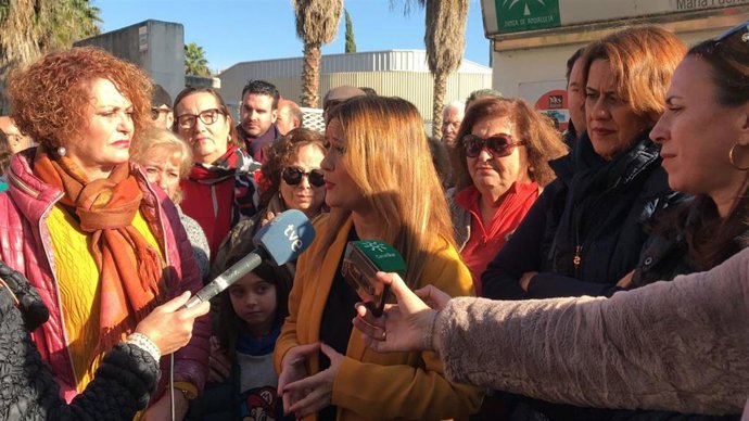 La secretaria general del PSOE de Sevilla, Verónica Pérez, atendiendo a los periodistas