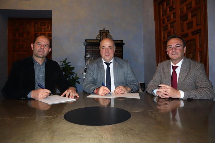 Firma del acuerdo entre Antonio Ruiz y Miguel Ruz