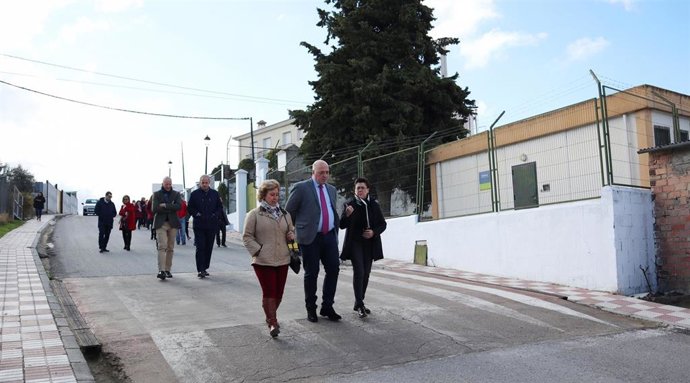 Antonio Ruiz (centro) visita obras realizadas en la carretera de Fuente Tójar, en una imagen de archivo