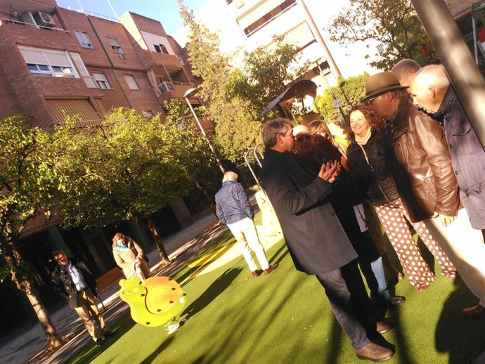 El alcalde, Juan Espadas, durante su visita a la Plaza Salesiano Don Ubaldo