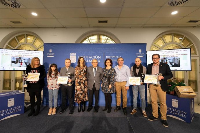 Foto de familia de los premiados en el concurso de fotografía de Diputación y Amfar