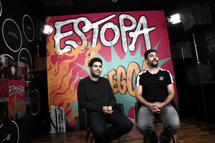 Los hermanos Muñoz, David y José (Estopa) posan en el photocall del Escape Room ``Fuego dedicado a sus 20 años de carrera musical, en Madrid, a 16 de octubre de 2019.