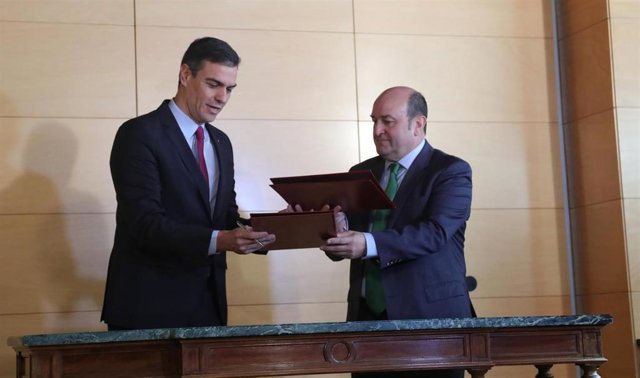 El presidente del Gobierno en funciones, Pedro Sánchez (izq) y el presidente del EBB del PNV, Andoni Ortuzar  (dech)