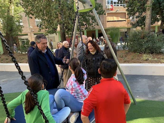 El alcalde, Juan Espadas, durante su visita a la plaza Salesiano Don Ubaldo