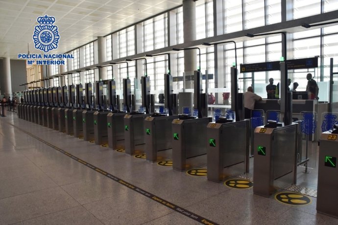 Málaga.- Sucesos.- Detienen a una mujer en el aeropuerto cuando trataba de salir de España con documentación falsa