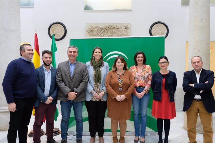 Foto de familia de la firma del convenio para incrementar las plazas de residencias para mayores