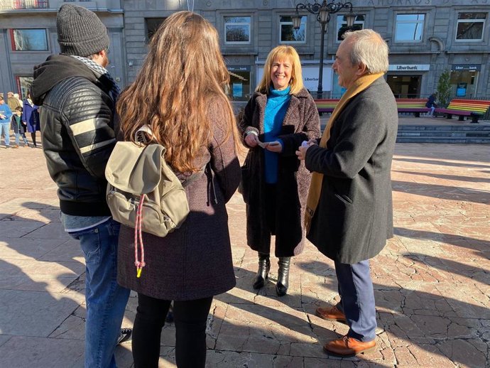 Marisa Ponga y Wenceslao López reparten calendarios en la plaza de La Escandalera.
