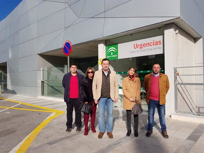 El grupo municipal del PSOE en Olula del Río frente al centro de salud