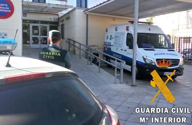 Operativo de la Guardia Civil para la detención de un hombre, que tuvo que ser atendido en un hospital y desplazado en ambulancia