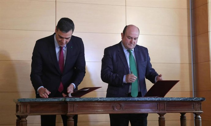 El presidente del Gobierno en funciones, Pedro Sánchez, y el presidente del EBB del PNV, Andoni Ortuzar, firman el acuerdo entre el PSOE y el PNV para la investidura de Pedro Sánchez, en el Congreso de los Diputados