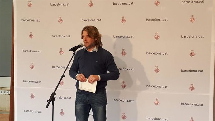 El regidor del distrito de Sant Martí, David Escudé, informa que el Ayuntamiento de Barcelona ha precintado un local nocturno del Puerto Olímpico.