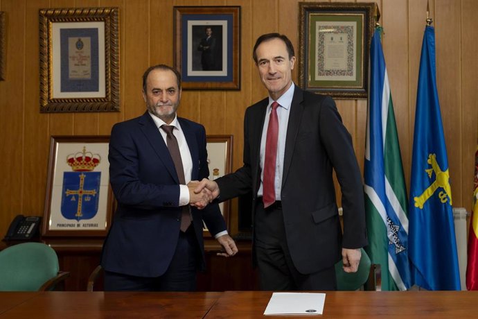 Alcalde de Ribera de Arriba, Tomás Manuel Fernández, y el presidente de EDP España, Manuel Menéndez.
