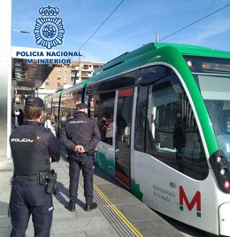 Imagen de agentes de la Policía Nacional controlando el Metro de Granada
