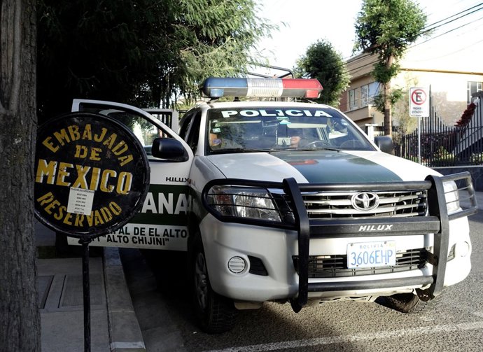 Un vehículo policial frente a la embajada de México en La Paz