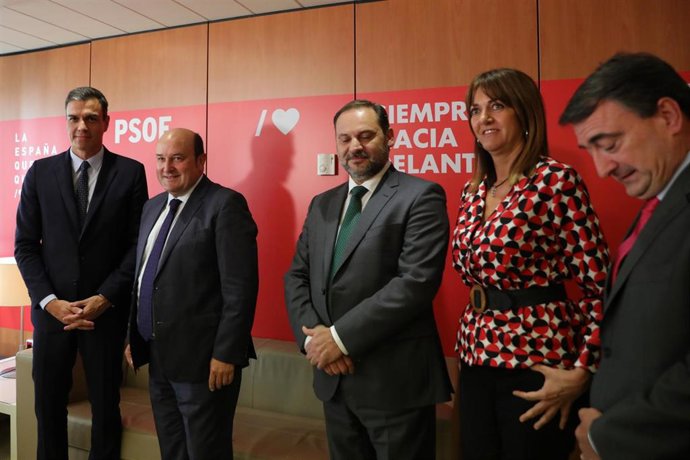 El presidente del Gobierno en funciones, Pedro Sánchez,  una reunión con el presidente del PNV, Andoni Ortuzar,  José Luis Ábalos, la presidenta del PSE Idoia Mendia y el portavoz del PNV en el Congreso, Aitor Esteban, en Ferraz.