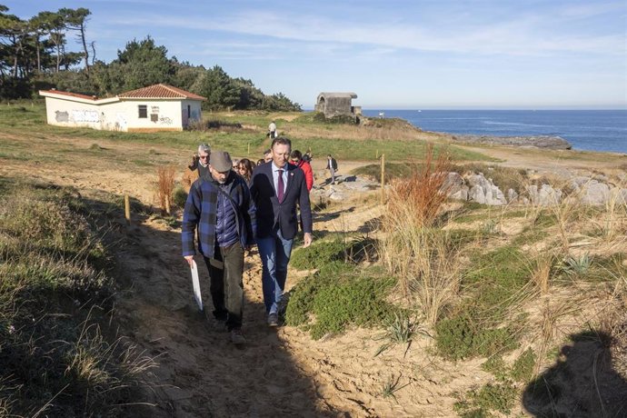 Guillermo Blanco visita las dunas colgantes de Punta de la Mesa