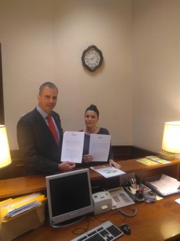 Javier Ortega Smith, secretario general de Vox, y Macarena Olona, secretaria general de Vox en el Congreso, registran preguntas en la Cámara Baja