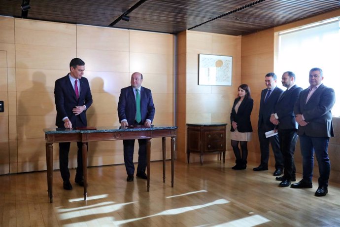 El president del Govern en funcions, Pedro Sánchez (1e) i el president de l'EBB del PNB, Andoni Ortuzar  (2e), durant la signatura de l'acord entre el PSOE i el PNB per a la investidura de Pedro Sánchez, al costat de la portaveu del PSOE al Congrés.