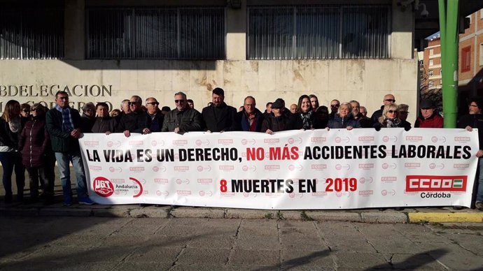 Los sindicatos CCOO y UGT se concentran ante la Subdelegación del Gobierno por los accidentes laborales mortales.