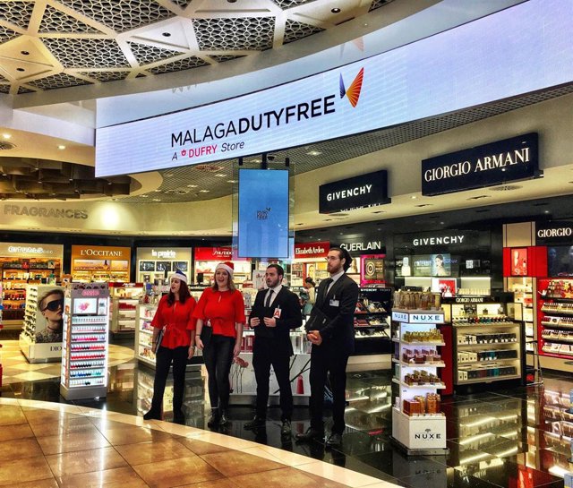 El aeropuerto de Málaga-Costa del Sol ameniza la espera de sus pasajeros con la actuación sorpresa de un coro góspel en la zona comercial y los diques de embarque