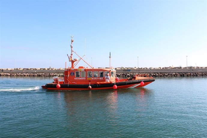 Una embarcación de Salvamento en Melilla