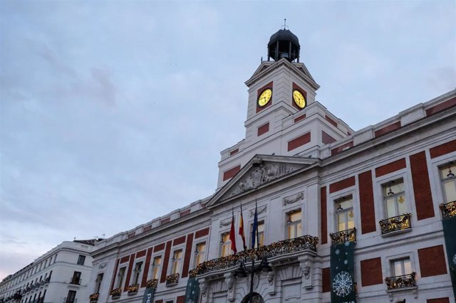 Reloj de la Puerta del Sol o Reloj de Gobernación en lo alto de la Casa de Correos, que todos los años da las campanadas de las tradicionales uvas de Nochevieja durante la medianoche del 31 de diciembre, en Madrid.