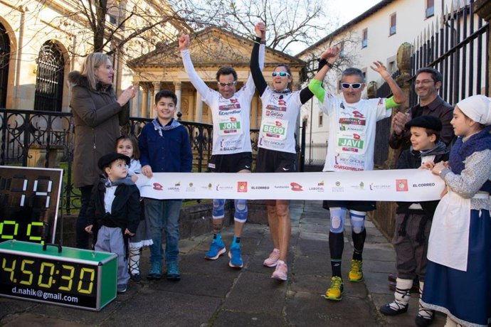 Los atletas Javi Conde, Jon Salvador y Begoña Beristain concluyen el martón solidario de JJGG de Bizkaia
