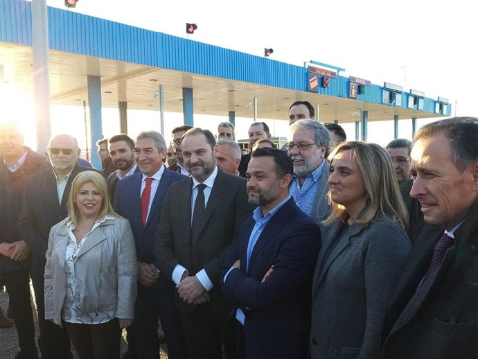 La consejera de Fomento, Marifrán Carazo, este lunes en el acto con el ministro de Fomento, José Luis Ábalos, en el peaje de Las Cabezas (Sevilla) de la autopista Cádiz-Sevilla.