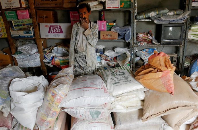 Imagen de un hombre vendiendo sacos de cereales en Yemen.